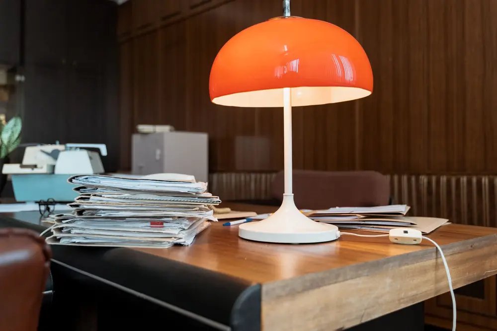 Documents et paperasse sur le bureau d'une petite entreprise