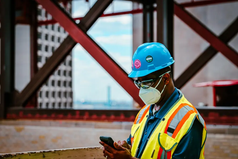 Professionnel utilisant une application sur smartphone en déplacement