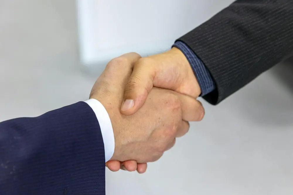 Poignée de main après la livraison d'un projet