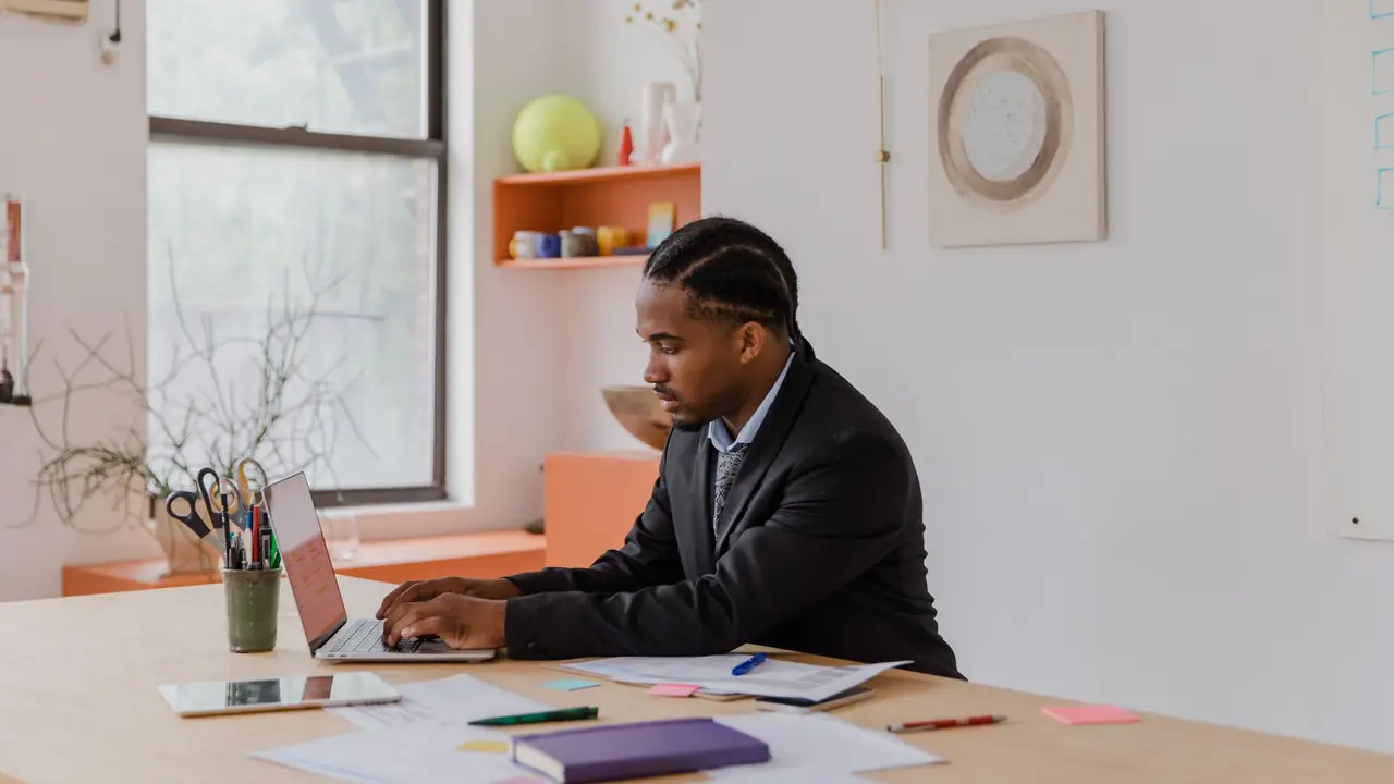 Gérant d'une petite entreprise à son bureau devant son ordinateur
