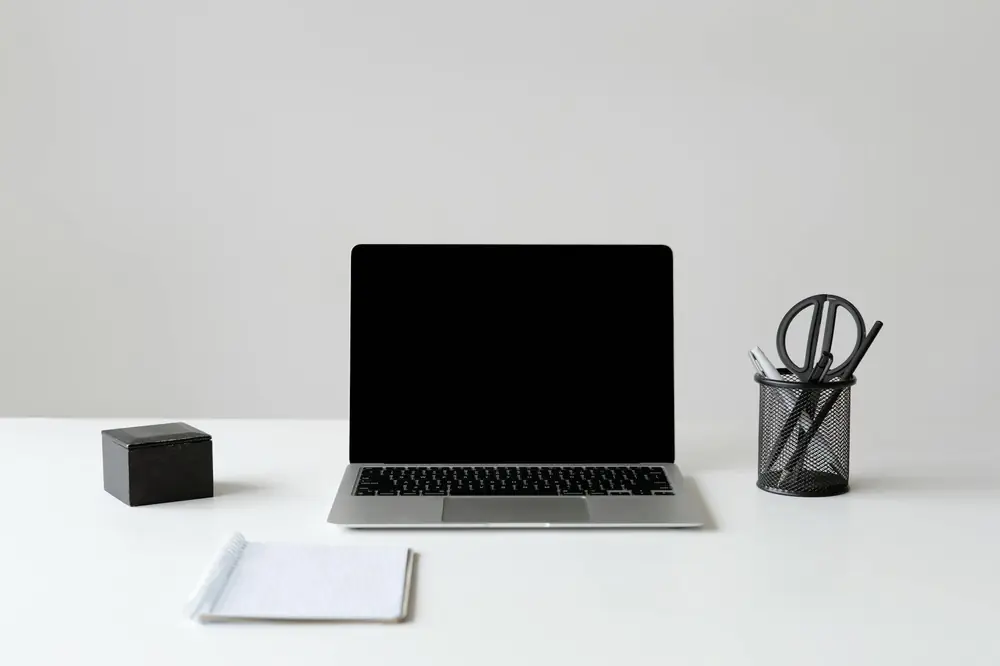 Bureau d'une petite entreprise avec ordinateur et carnet