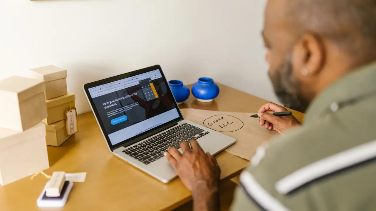 Dirigeant de TPE qui travaille sur son ordinateur portable au bureau