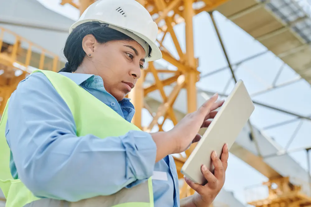 Ingénieure qui consulte sa tablette sur un chantier