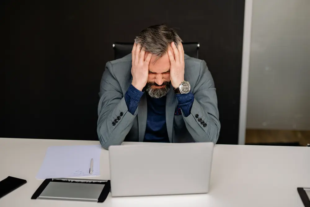Dirigeant exaspéré devant son ordinateur portable