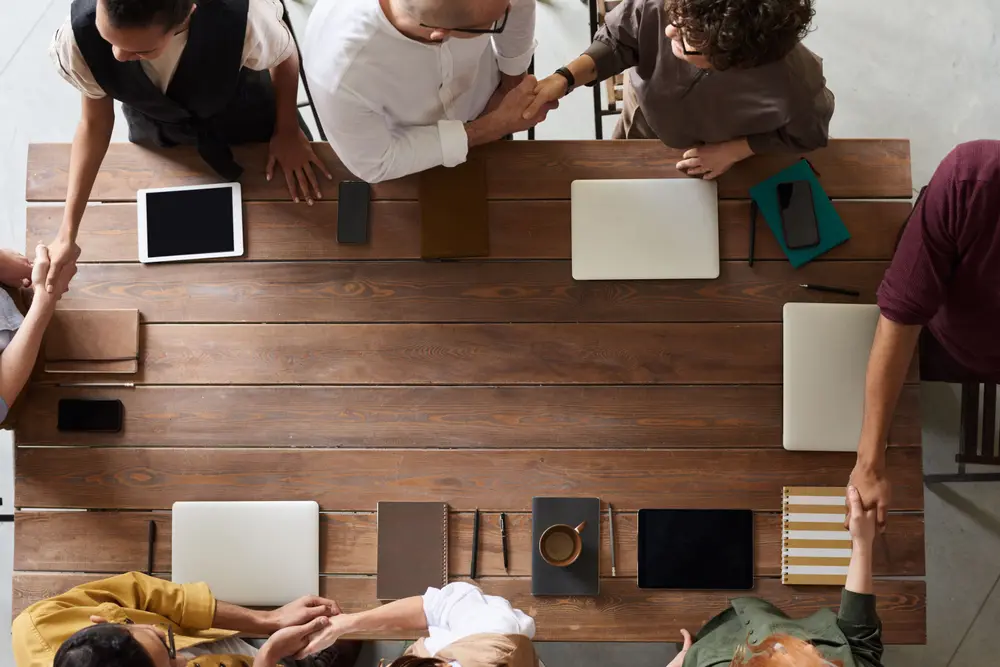 Réunion de travail autour d'une table, discussion d'un projet
